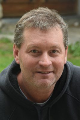 Outdoor headshot of Richard Pielke, Jr., in a grey sweater.